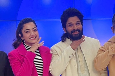 Allu Arjun-Rashmika Mandanna Promote Pushpa In Russia With Its Iconic 'Thaggede Le' Gesture