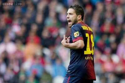 Barcelona fullback Alba picks up muscle strain