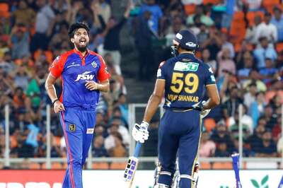 Watch: Ishant Sharma Stuns Vijay Shankar With a Deceptive Knuckle Ball During GT vs DC