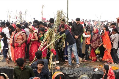 Delhi: Chhath Puja Concludes as Devotees Pay Obeisance to Rising Sun