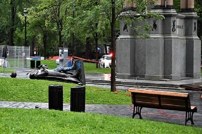 Statue of Canada's First PM Macdonald Toppled by Anti-Race Protesters Demanding Police Defunding