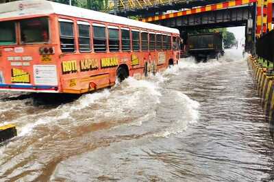 Mumbai Rains: High Tide in City Amid Red Alert, Heavy Showers Cause Thane Wall to Collapse