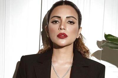 Shama Sikander Flaunts Her Cleavage In a Sexy Black Outfit; Video You MUST NOT Miss