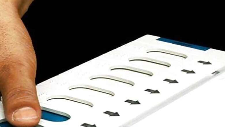 Names of former Navy chief, wife missing from voters list