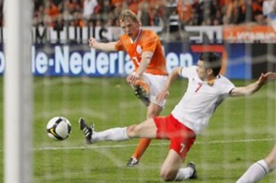 Kuyt brace helps Holland defeat Macedonia