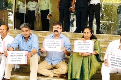 Maratha Quota Creates Political Stir: NCP, Sena (UBT), Cong MLAs Lock Mantralaya Bldg, Protest on Stairs in Mumbai
