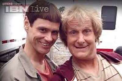 Jim Carrey gives a female fan the signature haircut of his character Lloyd Christmas from 'Dumb And Dumber'