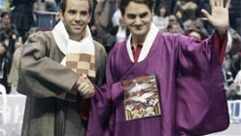 Federer defeats Sampras in exhibition match