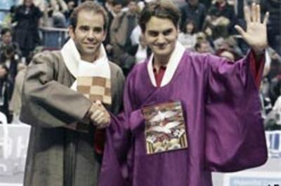 Federer defeats Sampras in exhibition match
