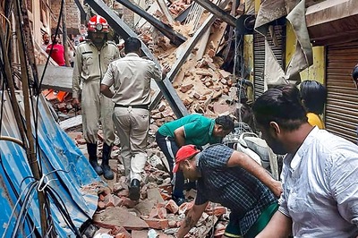 4 Injured in Building Collapse in Delhi's Azad Market