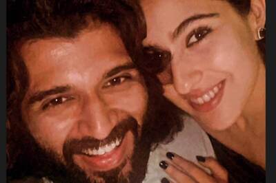 Sara Ali Khan Shares a Selfie With Vijay Deverakonda, Calls it Her Fan Moment