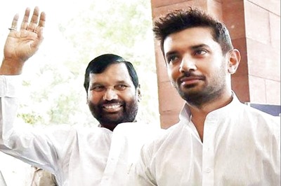 Chirag Faints After Lighting Ram Vilas Paswan's Pyre at Cremation Ceremony in Patna