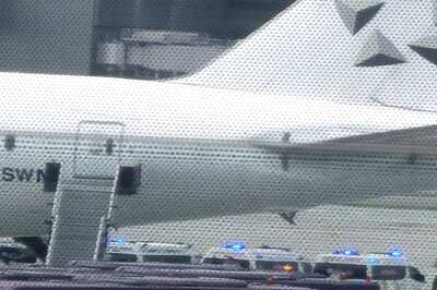 1 Dead, 30 Injured After Singapore Airlines Flight From London Suffers Severe Mid-Air Turbulence