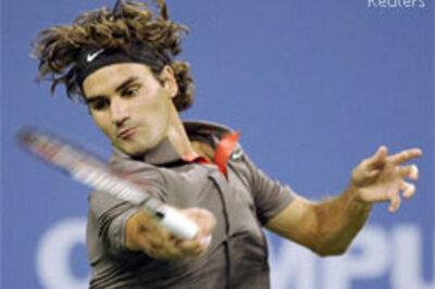Federer opens title defence with easy win