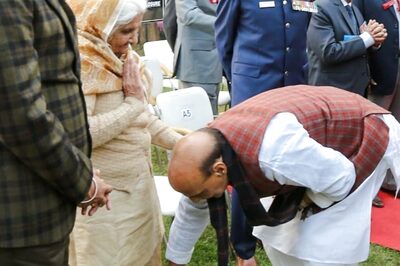 Moving Tribute: Rajnath Singh Wins Praise as He Touches Feet of 1971 War Veteran's Wife