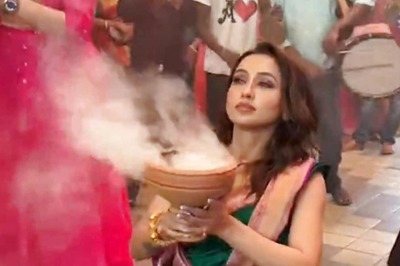 Actress-Politician Mimi Chakroborty Performs Dhunuchi Nach During Durga Puja; Watch