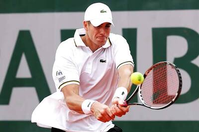 Isner reaches quarter-finals of Hall of Fame