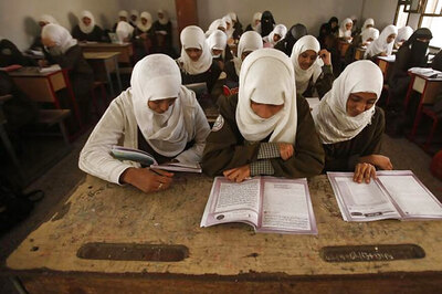 Hijab-Clad Teen Attacked by Men Screaming 'Trump' on US Subway