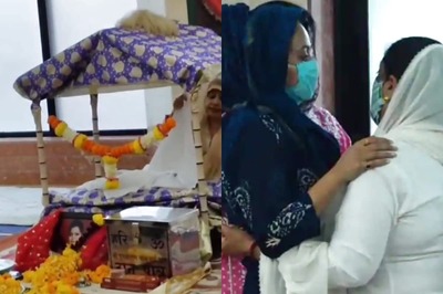 Devoleena Attends Divya Bhatnagar's Prayer Meet, Consoles Late Actor's Grieving Mother