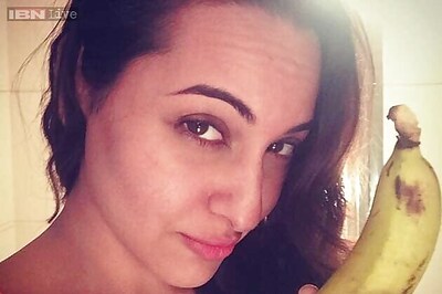 Sonakshi Sinha makes fun of the Golden Kela Awards by posting a real banana photo on Twitter