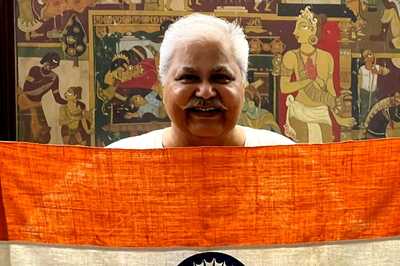 Satish Shah Poses With Indian Flag Claiming It's From 1942, Netizens School Him