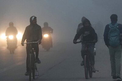 Mercury Dips to 1.8°C as Delhi Reels Under Cold Wave, Dense Fog Cover; Several Trains Delayed