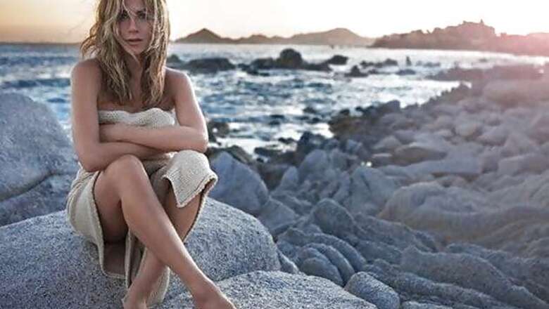 LOOK: Jennifer Aniston poses in towel