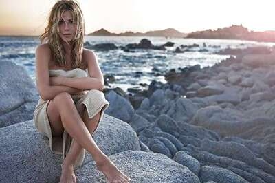 LOOK: Jennifer Aniston poses in towel