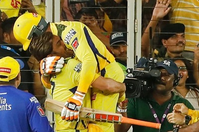 WATCH: MS Dhoni Lifts Ravindra Jadeja After The Southpaw Guides Chennai Super Kings to 5th IPL Title
