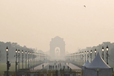 Delhi Air Quality Slips Back to 'Very Poor', IGI Airport Issues Advisory Over Low Visibility