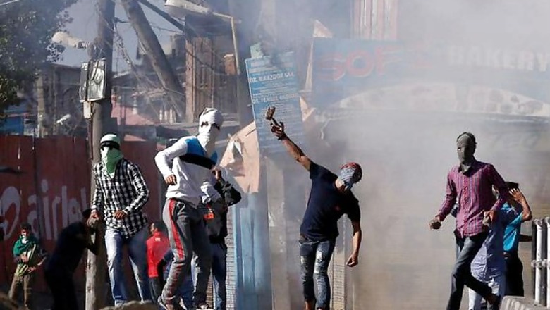 One Dead, 40 Injured in Clashes After Pulwama Encounter