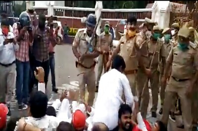 Police Baton Samajwadi Party Workers Protesting Against Holding NEET & JEE in September