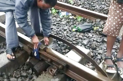 Video of Cloth Used to Tie Damaged Mumbai Track Goes Viral