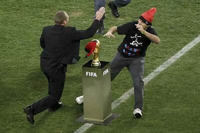 Fan tries to grab WC trophy before final