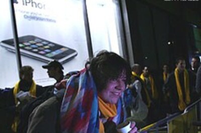 I camp for iPhone: buyer frenzy at gadget launch | Pics