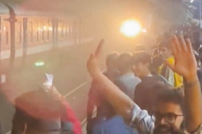 Desis Waiting at Platform Start Dancing, Cheering as Train Arrives After 9-Hour Delay