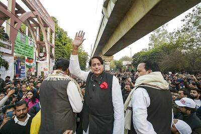 Hopping from Jamia to Shaheen Bagh & Now JNU, Shashi Tharoor's Sunday Delhi Tour is About Religion & Citizenship