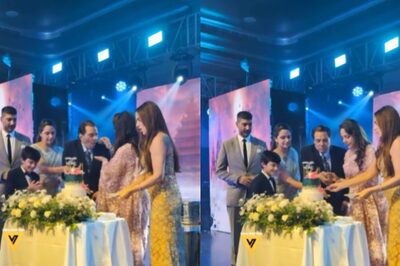 Hema Malini and Dharmendra Share a Romantic Moment At Dream Girl's Birthday As She Cuts Cake | Video