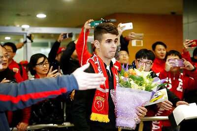 Shanghai SIPG Fans Cheer as Oscar Arrives in China