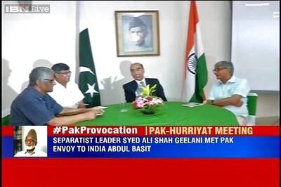 Pakistan High Commissioner meets Geelani, discuss Foreign Secretary's visit to Islamabad