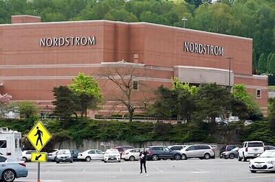 2 Men Found With Injuries After Mall Shooting Near Seattle