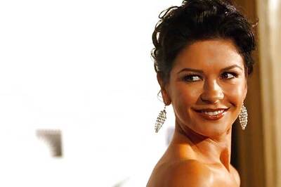 Catherina Zeta-Jones gets degree from Welsh College