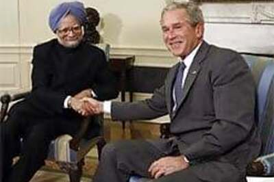 Bush meets Manmohan, says pushing hard for deal