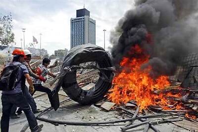 Turkish police battle protesters in Istanbul square