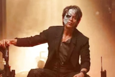 Shah Rukh Khan’s Fan Watches 'Jawan' on Ventilator, Video Goes Viral