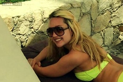 Actress Amanda Bynes shares swimsuit photos on Twitter