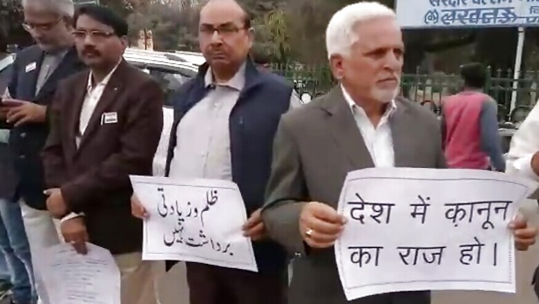 Hundreds Form Human Chain on Lucknow Roads in Support of Peace and Unity