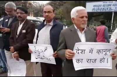 Hundreds Form Human Chain on Lucknow Roads in Support of Peace and Unity