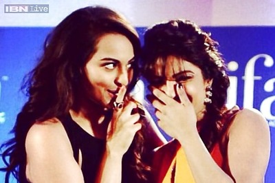 Snapshot: Priyanka Chopra bonds with Sonakshi Sinha at IIFA awards