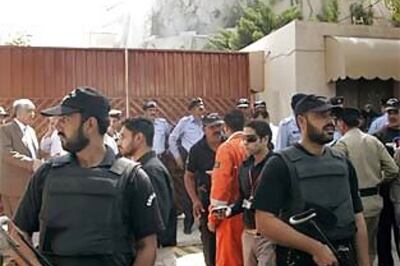 Suicide bomber kills 5 at Pak UN food agency office